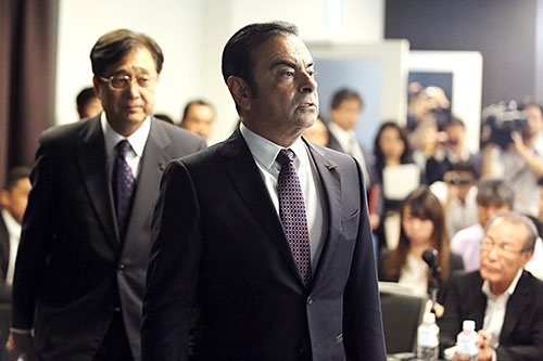 三菱自動車の会長就任が濃厚になった日産自動車のカルロス・ゴーン社長（右）。左は三菱自動車の益子修会長兼社長（写真：Bloomberg/Getty Images）