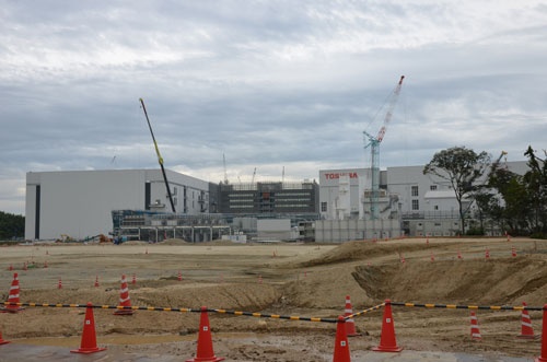 巻き返しに向け東芝メモリの四日市工場では設備投資が急ピッチで進む