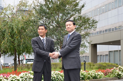 成長へ向けて東芝メモリの成毛康雄社長（右）と握手を交わす杉本代表