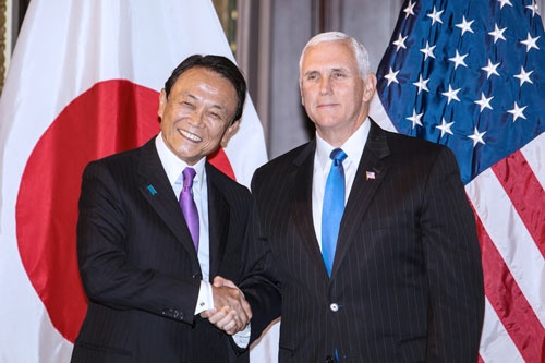 10月16日(日本時間17日午前)に開催された日米経済対話の第2回会合。麻生副総理(左)といペンス米副大統領(右)(写真=時事)