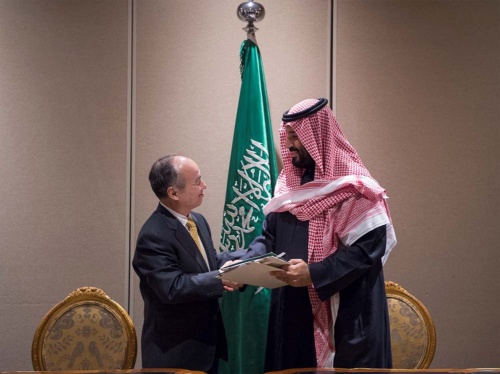 サウジアラビアのムハンマド皇太子とソフトバンクグループの孫正義会長兼社長は、密接な関係を築いてきた。（写真：Bandar Algaloud/Saudi Kingdom Council/Abaca/アフロ）