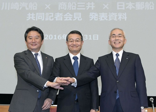 海運3社はコンテナ事業の統合に関する記者会見を開いた。左から会社のあいうえお順で、川崎汽船の村上英三社長、商船三井の池田潤一郎社長、日本郵船の内藤忠顕社長と並んだ(写真:共同通信)