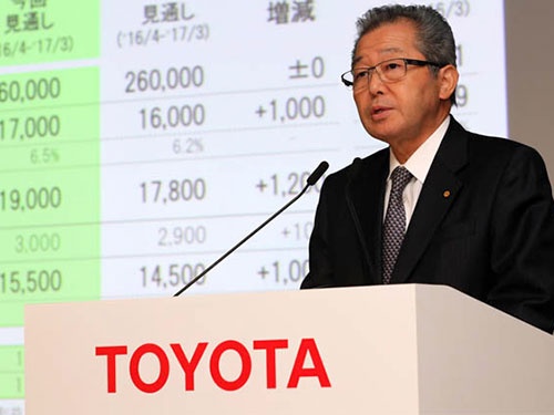 8日の決算会見で説明するトヨタ自動車の伊地知隆彦副社長（写真：つのだよしお/アフロ）