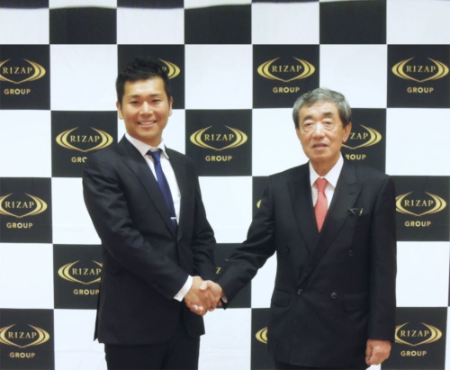 RIZAPグループの瀬戸健社長（左）は松本晃氏の改革力を買ったが……（写真=共同通信）