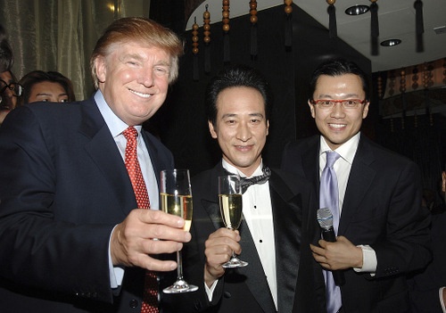 米ニューヨークのトランプ・ワールド・タワーの1階に西田康宏氏が開いた日本食レストラン「MEGU」。写真は2006年のオープニングパーティー。右が西田氏。真ん中は西田氏が所属していた会社、グッドウィル・グループのオーナー、折口雅博氏。(写真:Jamie McCarthy/GettyImages)