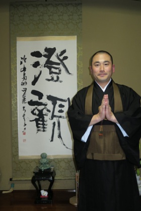 <b>荻須真尚(おぎす・しんしょう) 浄土宗玄向寺副住職</b><br/>1975年、松本市生まれ。茨城大学人文学部在学中に浄土宗・伝宗伝戒道場を満行。1998年から京都・黒谷金戒光明寺にて修練道場に入行、翌99年に満行。その後、京都大学、仏教大学等で仏教学を学ぶ。現在、浄土宗玄向寺副住職。雅楽の普及・促進を目的とした「松本富貴雅楽会」を主宰し、地元松本を中心に演奏活動を行う。