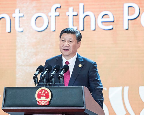 APECのサミットで演説する習近平国家主席（写真：新華社/アフロ）