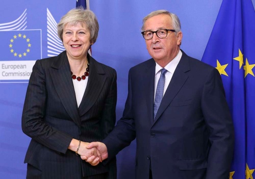 EUのユンケル欧州委員長(右)と握手するメイ英首相(左)。緊急首脳会議の当日は、共同で会見を行わなかった(写真:写真:新華社/アフロ)