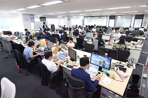 正午前には多くの従業員が仕事をしている