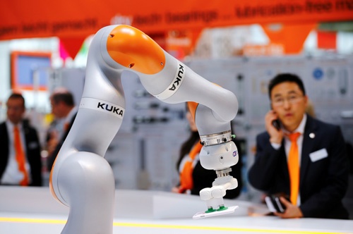 中国企業によるドイツの産業用ロボットメーカーKUKAの買収は、先進諸国の当局者に大きな衝撃を与えた(写真:ロイター/アフロ)