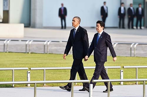 2016年5月、広島市の平和記念公園で献花し、共同会見に臨む安倍首相とオバマ米大統領。（写真：Atsushi Tomura/Getty Images）