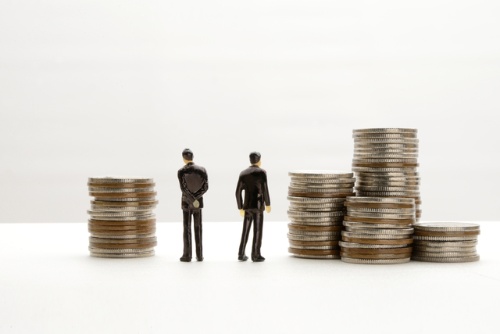 自社内の雇用形態間賃金差を計算し終えたら、その差が世間一般の賃金差とどの程度乖離しているか比較することが有用だ。(写真=PIXTA)