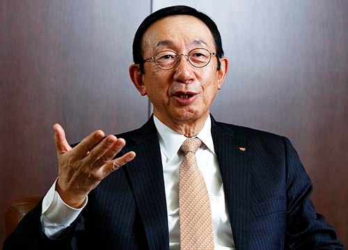 日清食品ホールディングスの安藤宏基社長。2020年度に時価総額1兆円を目指している。(写真:竹井俊晴)