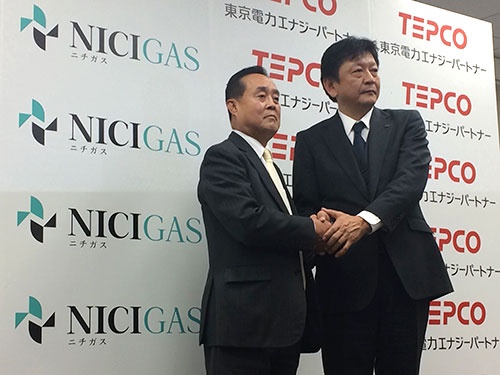 ガス小売り事業参入を発表する東京電力エナジーパートナーの小早川智明社長(右)と業務提携している日本瓦斯の和田眞治社長