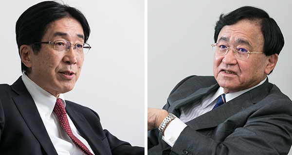 アジア成長研究所の八田達夫所長（左）と経済同友会の小林喜光代表幹事（右）。写真は的野 弘路（以下同）