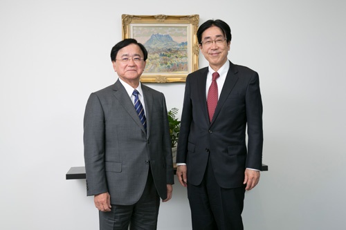 経済同友会の小林喜光代表幹事（左）とアジア成長研究所の八田達夫所長（右）。写真は的野 弘路（以下同）