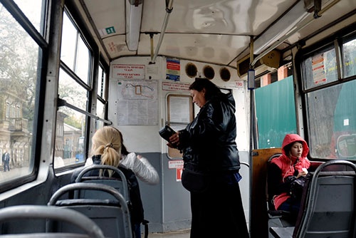 <b>路面電車の車内。ロシア人は意外に寒がりなのか、秋になったばかりなのに厚着をしている人が多かった</b>