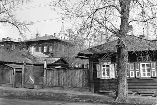 写真を拡大してみると、右手の建物の軒下に住所を示す表示板が取り付けられている。これで場所を特定できた(1985年撮影)