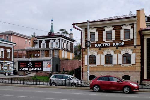 右の建物の看板は「カストロ・カフェ」と読める。ロシアの「カフェ」は、単なる喫茶店でなく、ちゃんとした食事をとれるところが多い