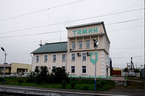 タジン駅。このくらいの規模になると、バグザルではなくてスタンツィーアに分類されるのだろう