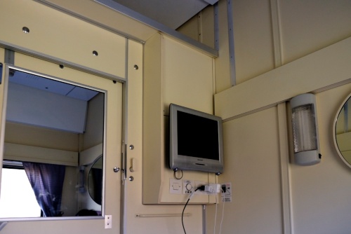 1等車のコンパートメントにはシャープ製の液晶テレビがあった。結局見なかったが……。そして、やはり室内にコンセントがあるのは便利