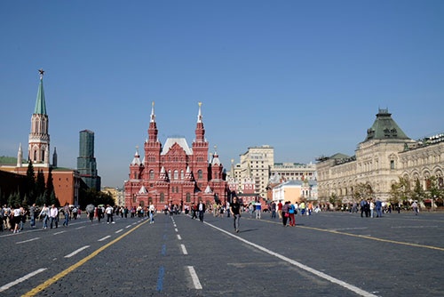 赤の広場を南側から見たところ。中央の建物はロシア国立歴史博物館。右の立派な建物はグム百貨店。