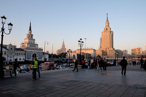 モスクワ・レニングラード駅前から、モスクワ・カザフ駅(左)を望む。広々とした空間がいい感じ