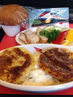 サプサンの車内食。メインは肉と魚を選ぶことができた。このあとにデザートとコーヒーが付く(撮影:二村嘉美)