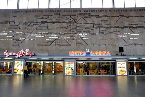 サンクトペテルブルク・モスクワ駅の構内にあった路線図。旧ソ連時代につくられたものらしく、ゴーリキー(現・ニージュニイ・ノヴゴロド)、スベルドロフスク(現・エカテリンブルク)が旧称のままだった。さすがに、サンクトペテルブルクは新しい名前になっていたが