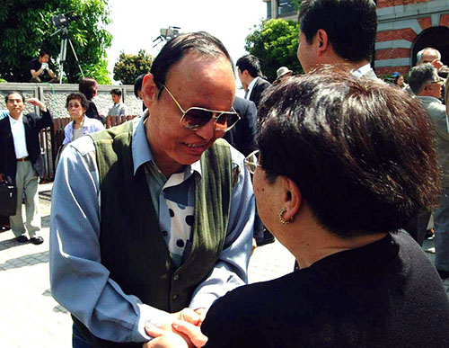 2001年5月、勝訴の判決を喜ぶ原告の千龍夫さん／熊本（写真：読売新聞/アフロ）