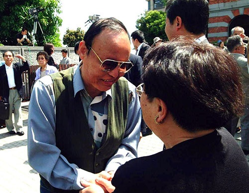 2001年5月、勝訴の判決を喜ぶ原告の千龍夫さん/熊本(写真:読売新聞/アフロ)