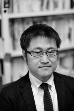井上武史(いのうえ・たけし) 1977年生まれ。京都大学法学部卒。指導教員は大石眞教授。岡山大学准教授、パリ第1大学客員研究員を経て、2014年10月より九州大学大学院法学研究院准教授。「結社の自由の法理」(信山社)で田上穰治賞受賞。趣味はマンドリン音楽、九州の温泉めぐり。