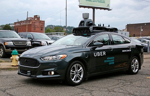 米ウーバーは無人タクシーの実証実験に取り組んでいる（写真：AP/アフロ）