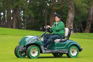 住友ゴムの空気レスタイヤを装着したゴルフカート