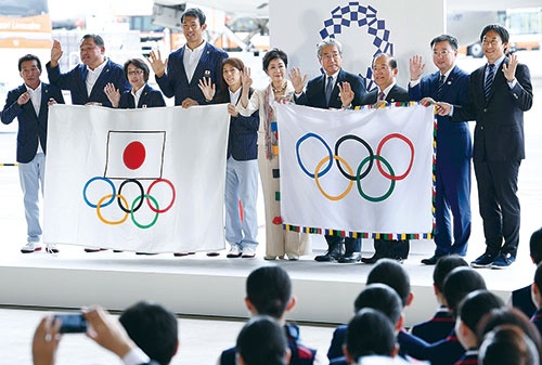 <b>リオから引き継がれた五輪旗（右）。東京五輪でも安全確保が最重要ミッションだ</b>（写真=共同通信）