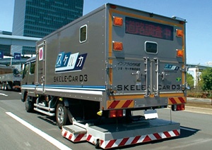 ジオ・サーチの地中探査専用車両。高速道路を時速60km以上で走りながらでも調査が可能