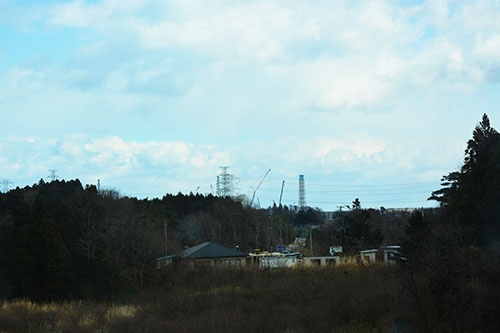 遠くに福島第1原発の排気塔が見える