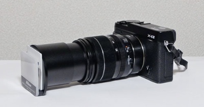 <b>富士フイルムのカメラ「X-E2」にマクロエクステンションチューブ（ボディーとレンズの間）とフィルターアダプター（レンズの先）をセットして、その先にニコンのスライドコピーアダプター「ES-1」を取り付けたところ。きれいにスライドの複写ができた</b>