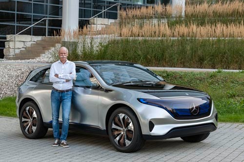 ダイムラーAGのディーター・ツェッチェ会長と、昨年のパリモーターショーでお披露目された電動SUVのコンセプトカー「Generation EQ」。満充電時の航続可能距離は約500kmで、2020年までの発売を予定している