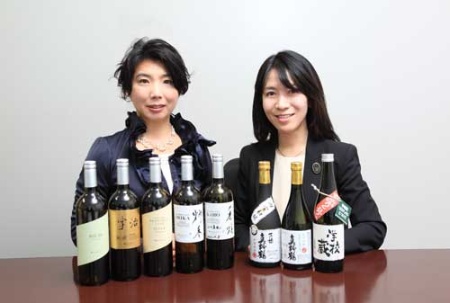 吉本桂子・ロイヤルブルーティージャパン社長(左)と尾畑留美子・尾畑酒造専務(右)。手前の製品は、左からロイヤルブルーティージャパンの日本茶「King of Green RIICHI premium」「京都宇治碾茶 The Uji」「King of Green MASA super premium」「The Japanese Green Tea IRIKA 炒香」「香焙」、尾畑酒造の日本酒「大吟醸 真野鶴・万穂」「真野鶴・純米吟醸 朱鷺と暮らす」「『学校蔵』2015仕込み2号(火入れ)」(写真=花井智子、以下同)