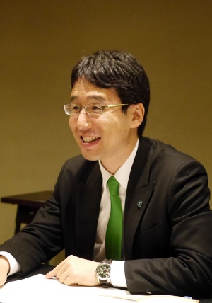 <b>出雲 充(いずも みつる)</b></br> 株式会社ユーグレナ 代表取締役社長</br>1980年、広島県生まれ。東京大学に入学した1998年、バングラデシュを訪れ深刻な貧困に衝撃を受ける。2002年、東京大学農学部農業構造経営学専修卒業。同年、東京三菱銀行に入行。2005年、株式会社ユーグレナを設立し、東大発バイオベンチャーとして注目を集める。同年、世界初のミドリムシ屋外大量培養に成功。ミドリムシ食品を事業化し、化粧品やバイオ燃料など幅広い分野での展開を目指す。2012年、世界経済フォーラム(ダボス会議)で「ヤング・グローバル・リーダー」に選出される。著書に『東大に入るということ 東大を出るということ』(共著、プレジデント社)、『僕はミドリムシで世界を救うことに決めました。 東大発バイオベンチャー「ユーグレナ」のとてつもない挑戦』(ダイヤモンド社)。