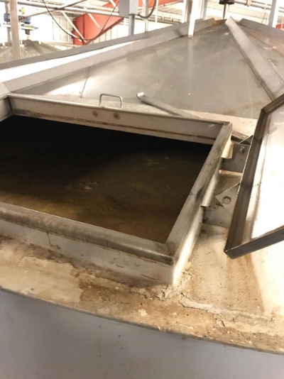 原料と水を混ぜて加熱、発酵させます