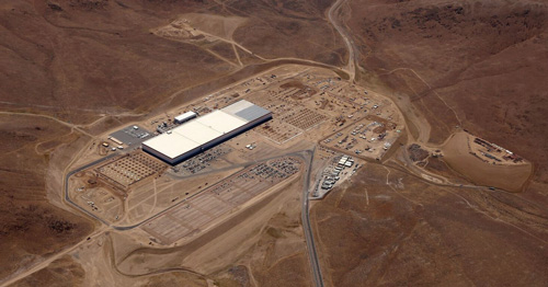 <b>テスラやパナソニックが米ネバダ州で建設中の「ギガファクトリー」。大規模生産でリチウムイオン電池の製造コストを大幅に引き下げる。バッテリーセルの生産は2016年末までに開始する</b>（写真提供＝テスラ・モーターズ）