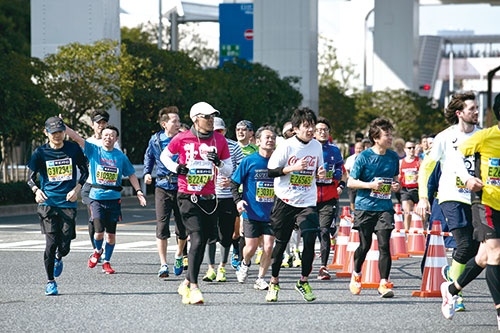 <b>2月28日開催の東京マラソンでは、上空に不審なドローンがいないか見守った</b>(写真=的野 弘路)