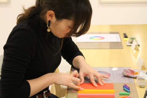 パステルを使って作品を描く。砕くと粉状になるパステルを採用、指で紙の上の粉を伸ばして表現することもできる。