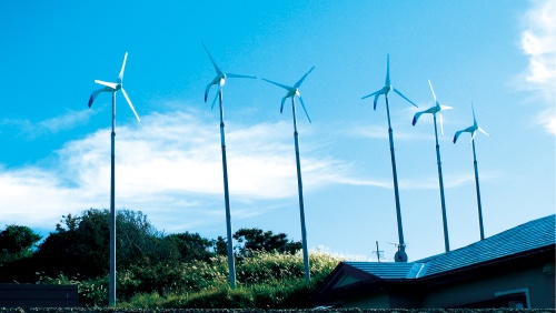 <b>自然風力発電(仙台市)が設置したスペイン・エネラ製の小型風力発電。6基並べて設置し、総発電量を高めている</b>