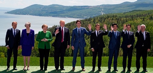 カナダで開催されたG7サミット。左から、EUのトゥスク大統領、イギリスのメイ首相、ドイツのメルケル首相、アメリカのトランプ大統領、カナダのトルドー首相、フランスのマクロン大統領、安倍晋三首相、イタリアのコンテ首相、ユンケル欧州委員長(写真:代表撮影/AFP/アフロ)