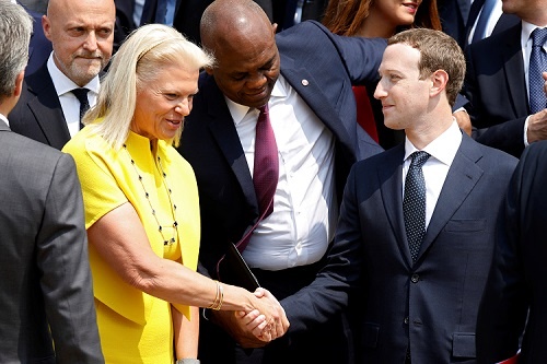 仏エリゼ宮で開催されたハイテク関連会合で握手を交わすフェイスブックのマーク・ザッカーバーグ氏(右)と IBMのバージニア・ロメッティ氏(写真:代表撮影/ロイター/アフロ)