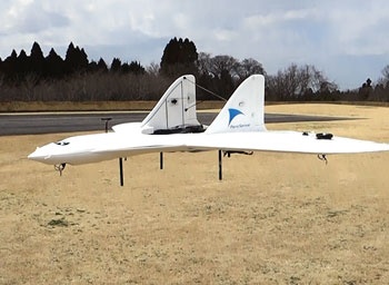 エアロセンスが開発した飛行機型のドローン。マルチコプター型に比べ広範囲を高速移動できる