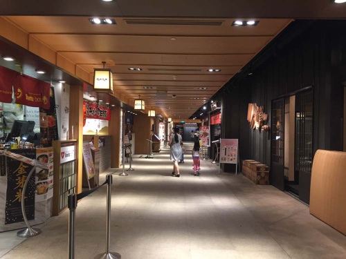 閑散としているJapan Food Town。平日夜7時に撮影したにも関わらず、約半数のお店に客はいなかった。